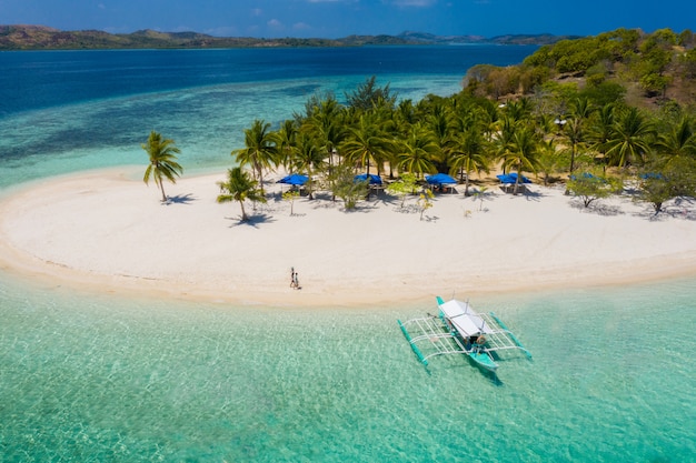 Plage tropicale à Coron, Philippines