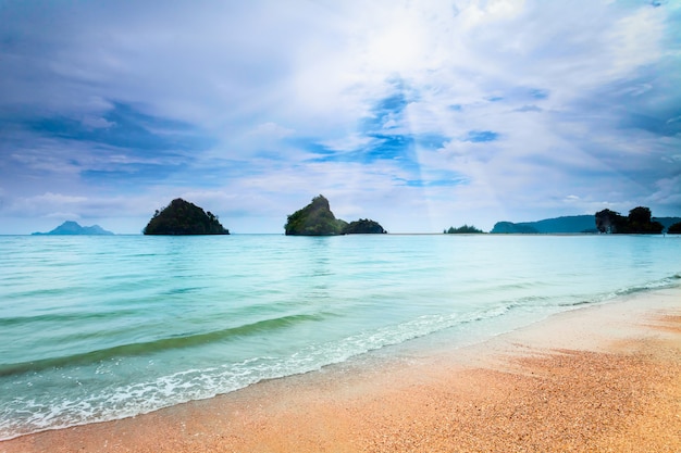 Plage tropicale dans la province de Krabi.