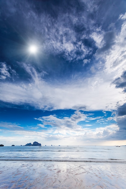 Plage tropicale dans la province de Krabi