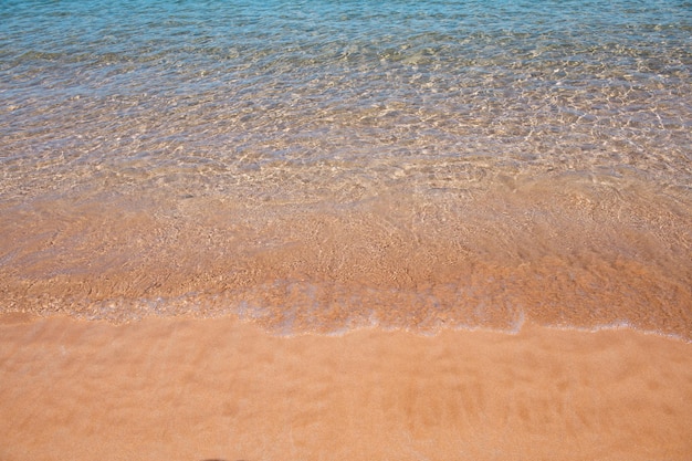 Plage tropicale avec du sable de mer en vacances d'été