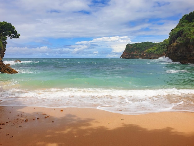 Plage tropicale avec eau turquoise et sable blanc