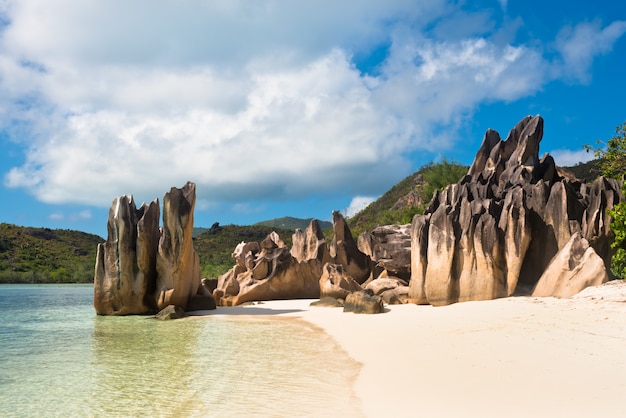 Plage tropicale à l'île Curieuse Seychelles