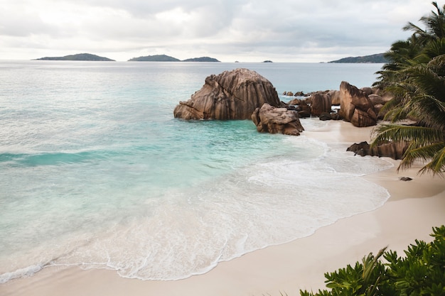 Plage tropicale à l'île de La Digue, Seychelles