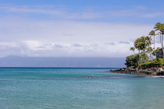 Plage tropicale à Maui Hawaii fond de l'eau de l'océan