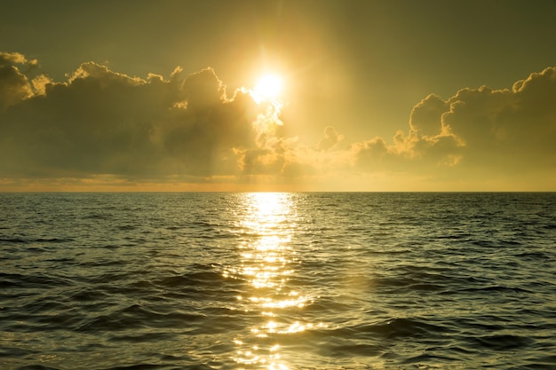 plage tropicale et mer au coucher du soleil