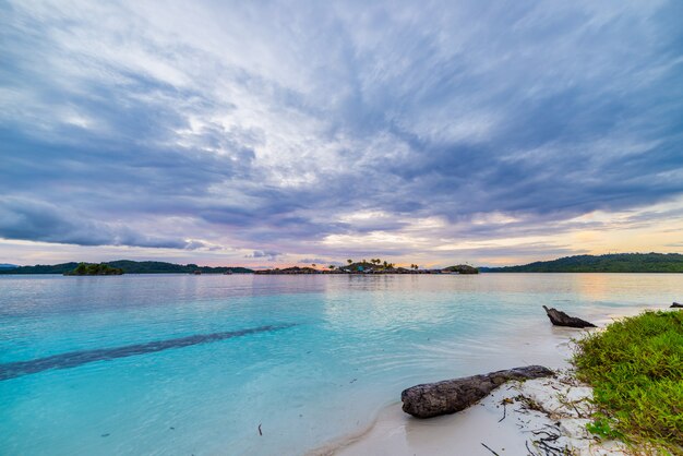 Plage tropicale, mer des Caraïbes, eau turquoise transparente, îles éloignées de Togean, Sulawesi, Indonésie.