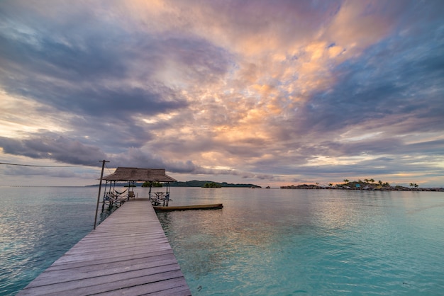 Plage tropicale, mer des Caraïbes, eau turquoise transparente, îles éloignées de Togean, Sulawesi, Indonésie.