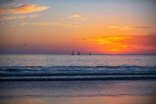 Plage tropicale mer océan avec coucher de soleil ou lever de soleil pour les vacances d'été paysage marin de l'océan