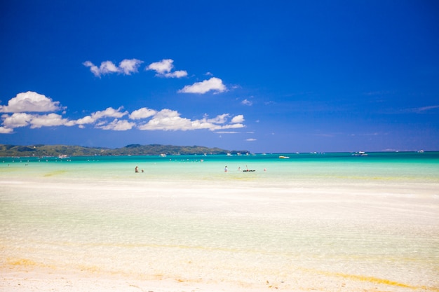 Plage tropicale parfaite avec une eau turquoise et du sable blanc