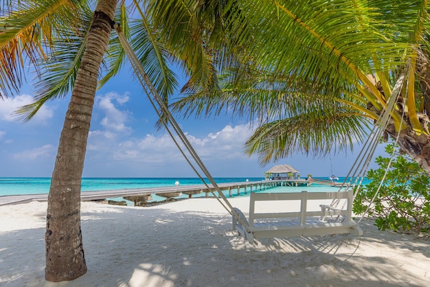 Plage tropicale, paysage d'été avec plage de sable blanc, à proximité d'une mer calme. Détendez-vous la liberté