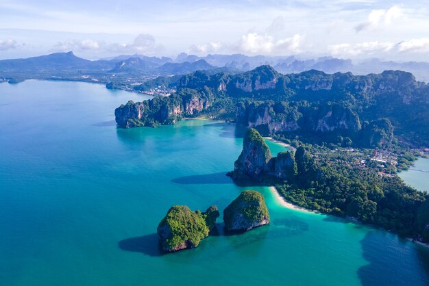 La plage tropicale de Railay Krabi en Thaïlande