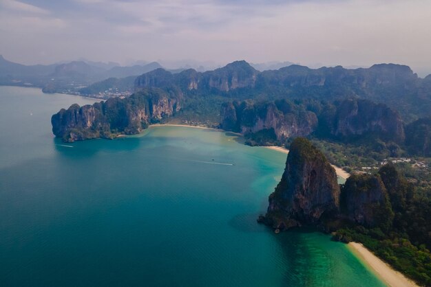 La plage tropicale de Railay Krabi en Thaïlande