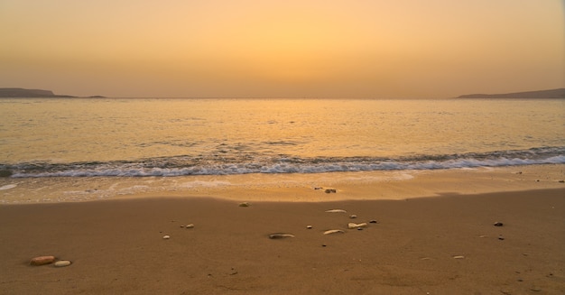 Plage tropicale de sable à l'aube en Crète.