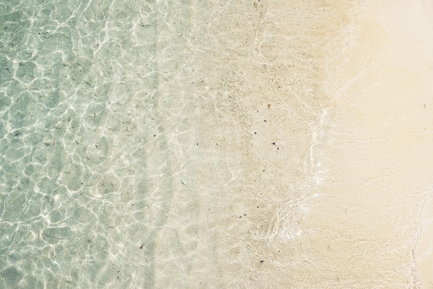 Photo plage tropicale avec sable blanc et eau cristalline vue d'en haut l'île de rawa malaisie