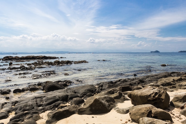 Plage tropicale sablonneuse