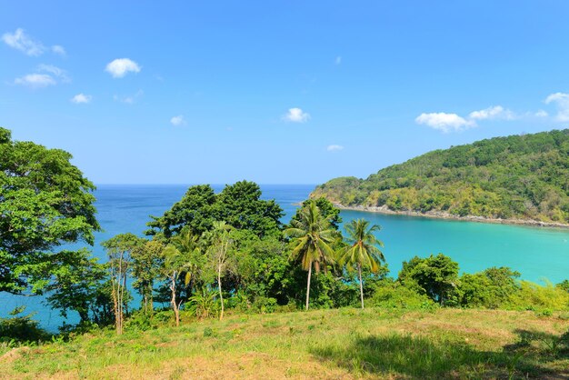 Plage tropicale de scène de nature et ciel bleu en île de Phuket, Thaïlande