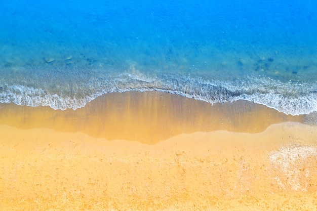 Plage tropicale vide et eau bleu clair. vue aérienne.