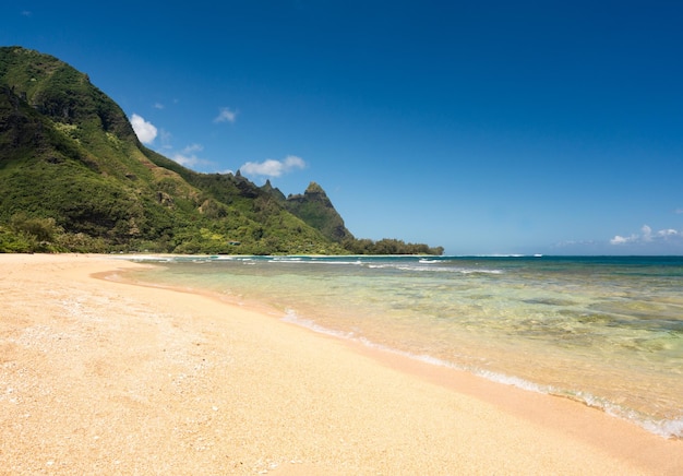 Plage de tunnels sur la rive nord de Kauai