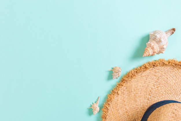 Plage de vacances d'été avec accessoires sur table bleue