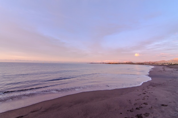 Plage et vague au lever du soleil