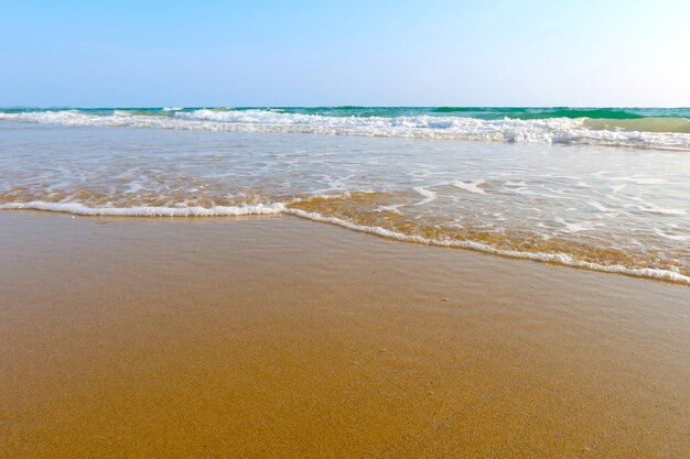 Photo plage avec vague et fond d'eau de mer bleue