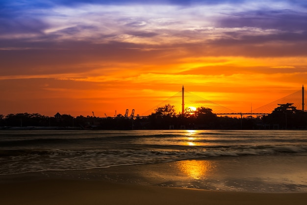 Plage et vague de mer flou de mouvement sur fond de coucher de soleil