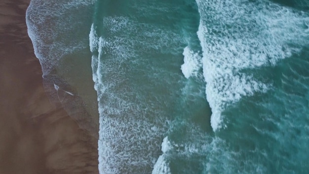 Une plage avec une vague et un surfeur