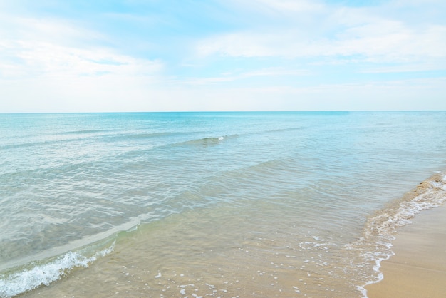 plage vide en italie aucun peuple eaux bleues ciel bleu et sable blanc