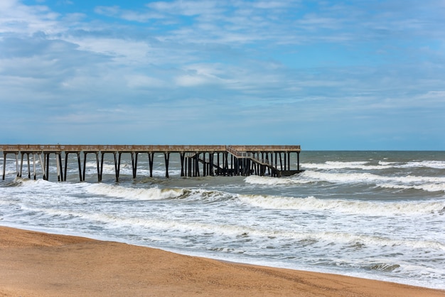 Plage vide par temps orageux