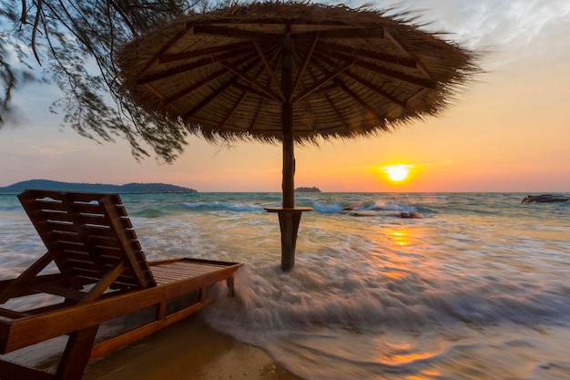 Plage vide avec parapluie de paille au lever du soleil à Koh Rong au Cambodge