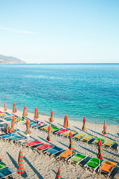 Plage vide avec parasols fermés sur la côte italienne