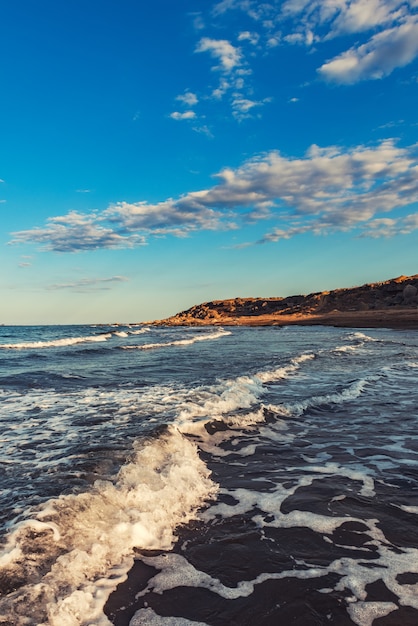 Plage vide avec de petites vagues