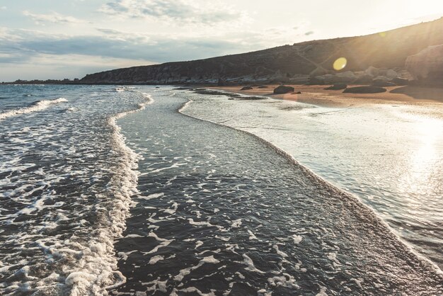 Plage vide avec de petites vagues