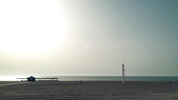 plage vide à la première heure du matin