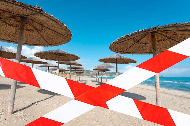 Plage vide avec ruban adhésif, plage d'été fermée, photo conceptuelle sur le verrouillage et la pandémie dans le monde