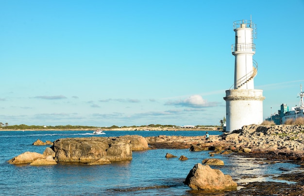 Photo plage vide de touristes et haut phare sur l'île de formentera