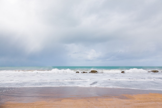 Plage vide et vague de la mer en Bretagne, France