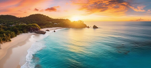 Une plage vierge avec des eaux turquoises cristallines