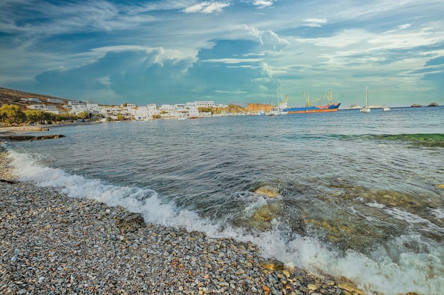 Plage de la ville de Karavostasi à Folegandros