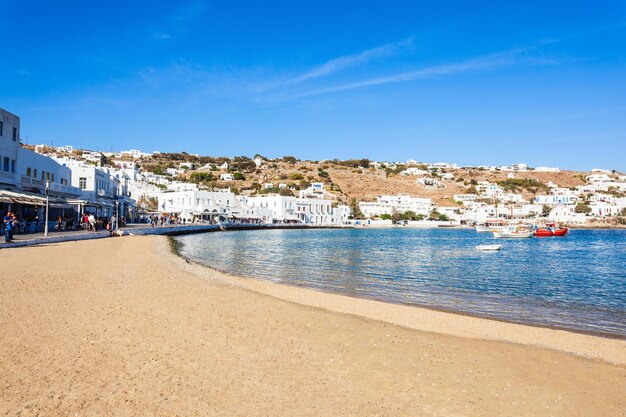 Plage de la ville de Mykonos sur l'île de Mykonos, Cyclades en Grèce.