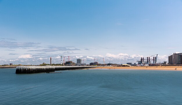 Plage de la ville et port, côte de la mer, paysage urbain, Europe.