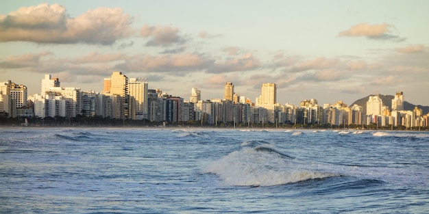 Plage de ville de Santos sur la côte de l'état de Sao Paulo Brésil