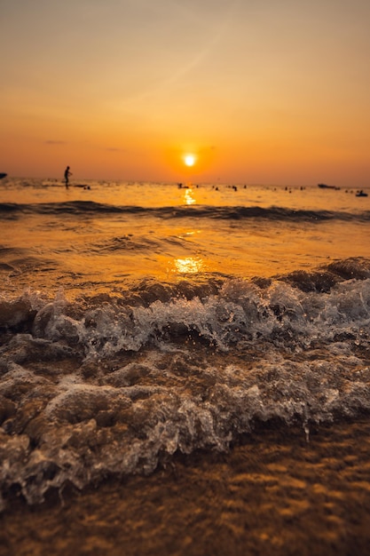 Plage vue coucher de soleil sur l'île tropicale d'été