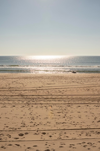 Une plage vue de face. Avec les reflets du soleil dans la mer.