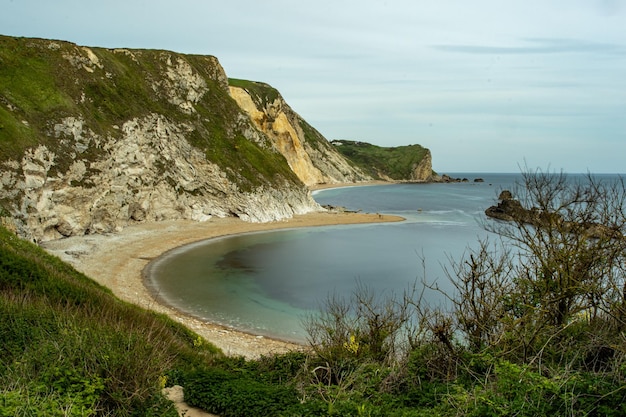 Une plage avec vue sur les falaises et l'océan