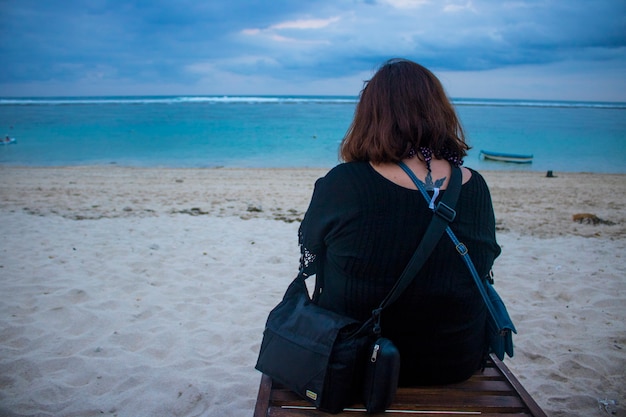 Plage vue femme arrière