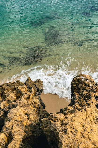 Une plage avec vue sur la mer et une plage en arrière-plan