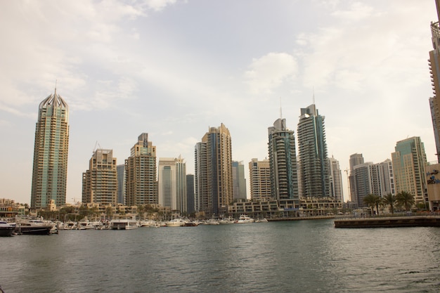 Plage, yachts et immeubles de grande hauteur à Dubaï