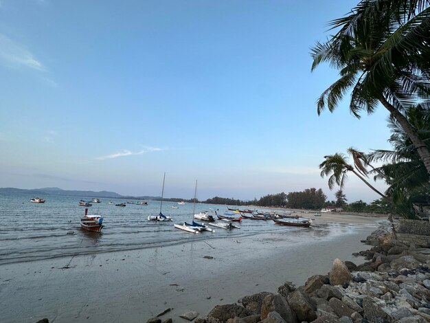 Plage avec yachts et voiliers montagnes mer en Thaïlande