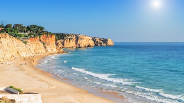 Plages d'été de la mer Atlantique à Lagos. Le Portugal.